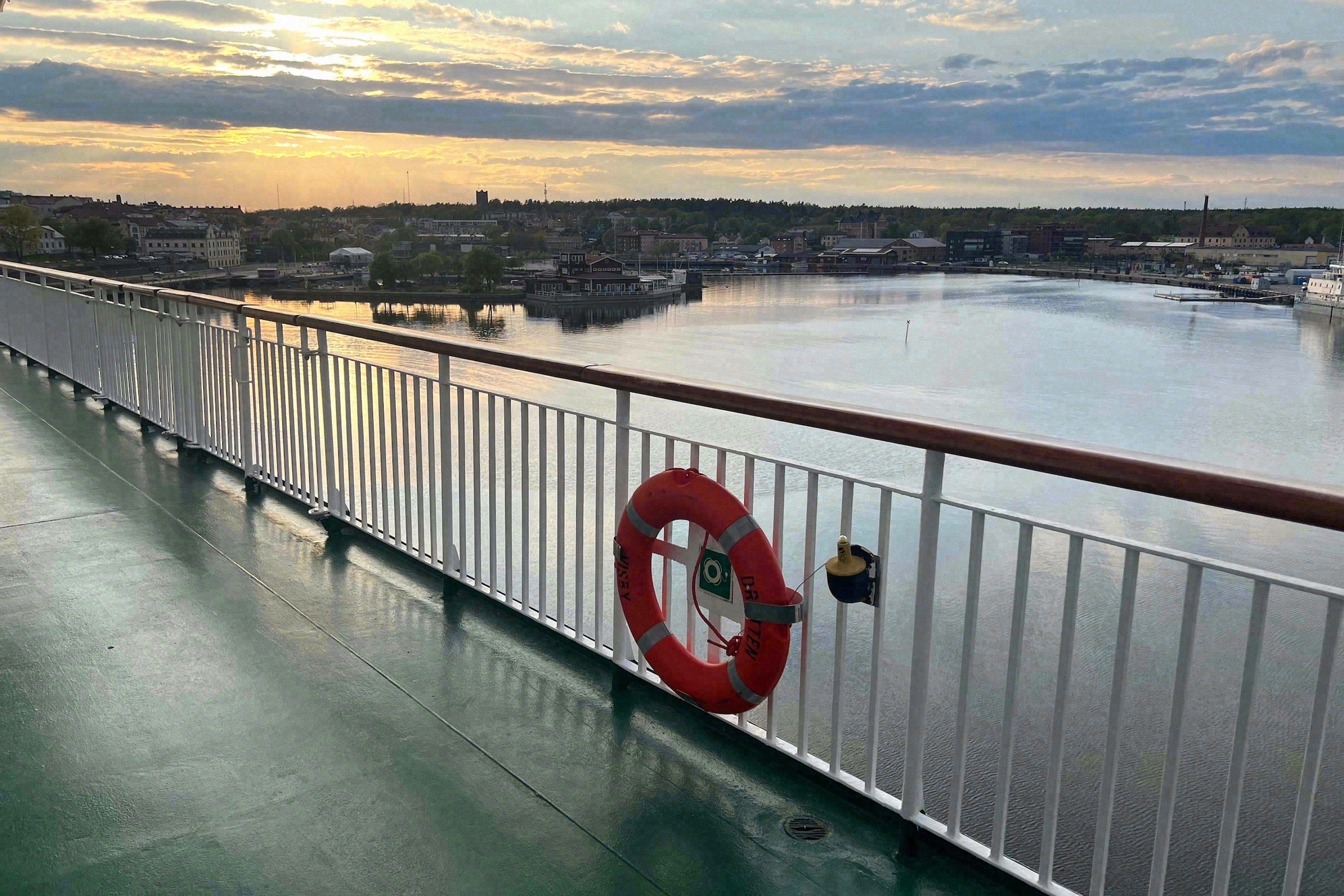 Blick vom Fährdeck auf den Hafen von Oskarshamn bei Sonnenuntergang vor der Abfahrt nach Gotland