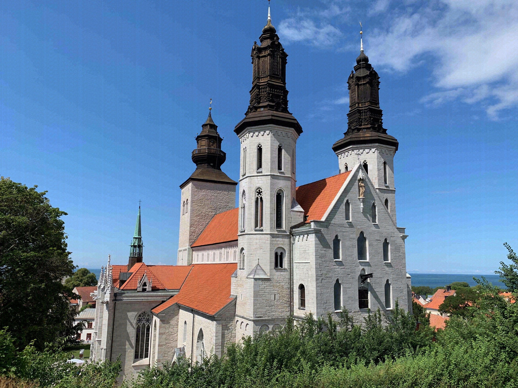 Blick vom Visby Hafen auf die Altstadtkulisse mit den charakteristischen schwarzen Turmspitzen der Domkyrka (Sankta Maria).